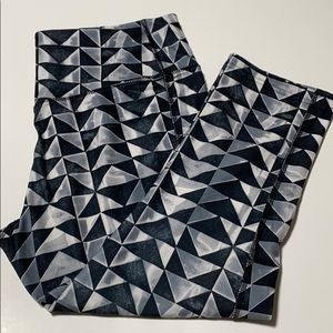 Nike Dri Fit Size L 20” Inseam Crop Black White